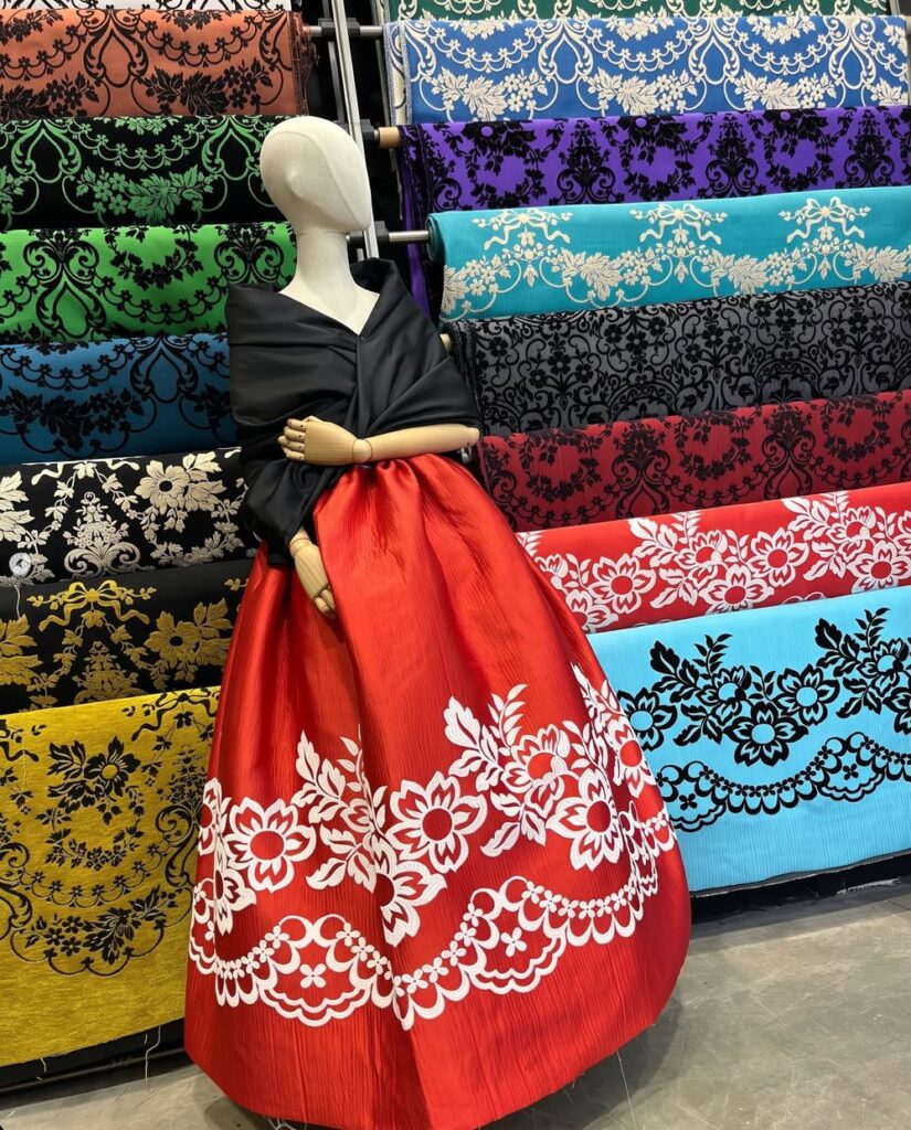 Maniquí con tela de brocado de Tejidos Masquetela