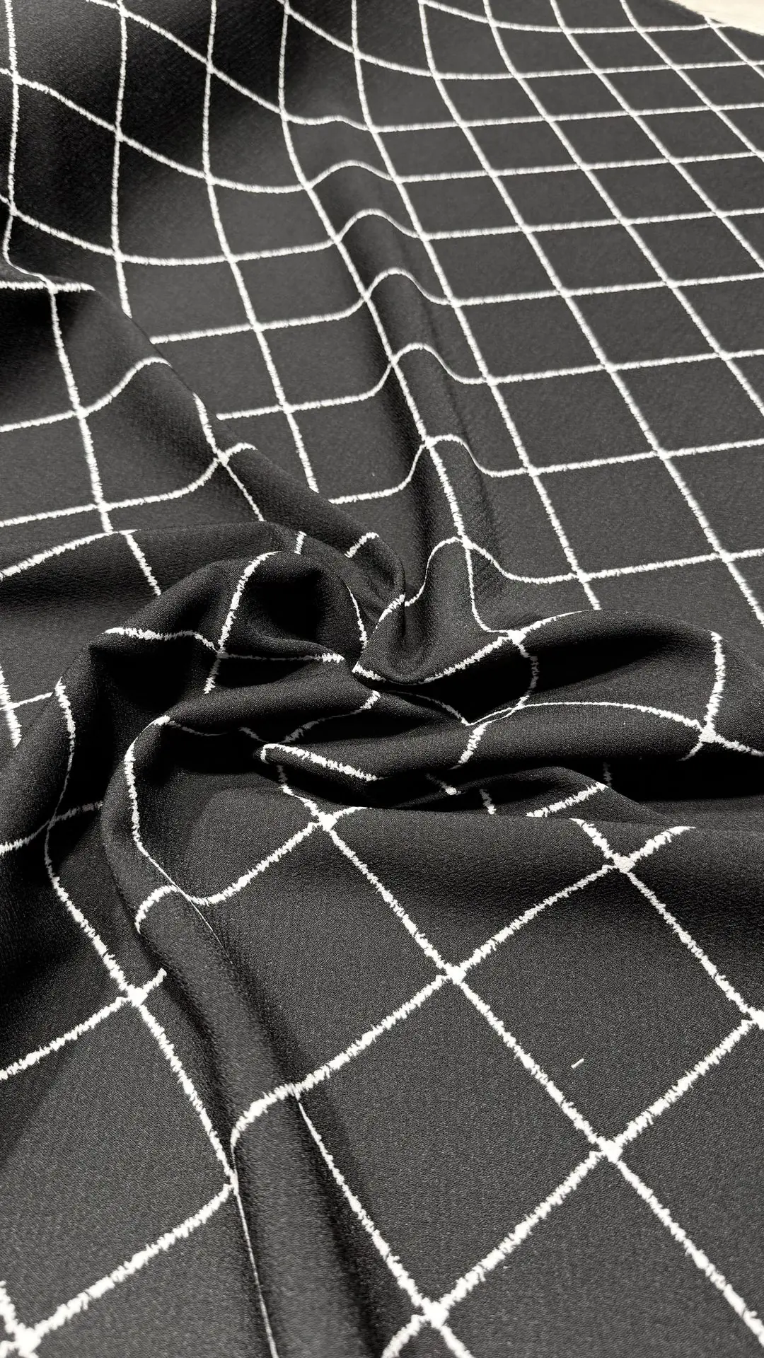 CREPÉ ROMBO NEGRO - Imagen 3