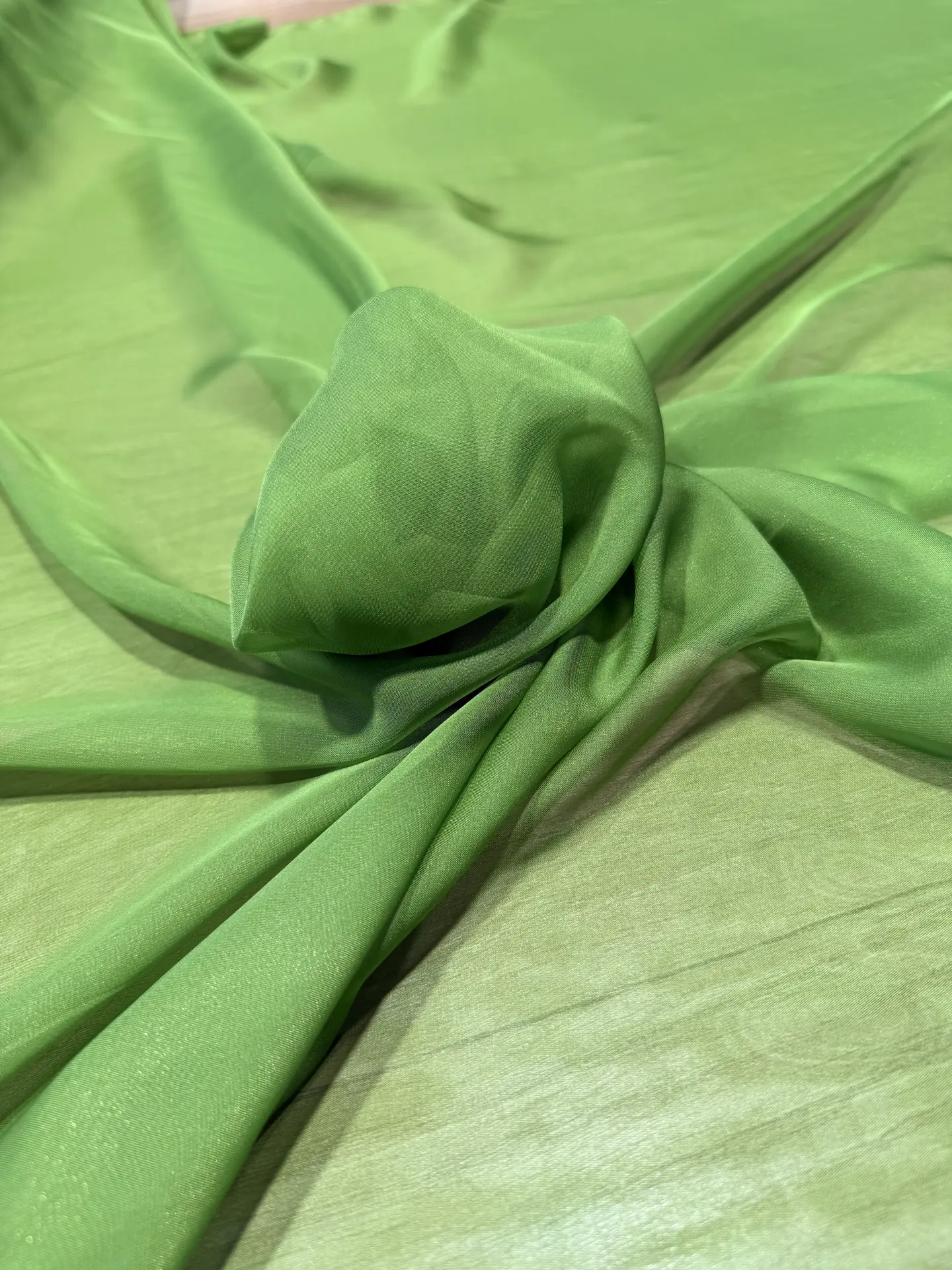 Gasa de seda verde pera