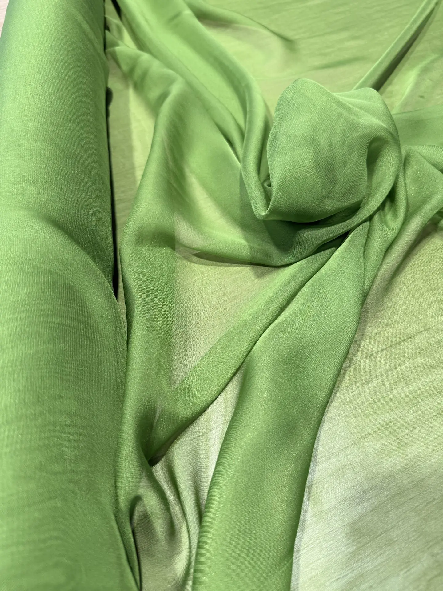 Gasa de seda verde pera – vista 4