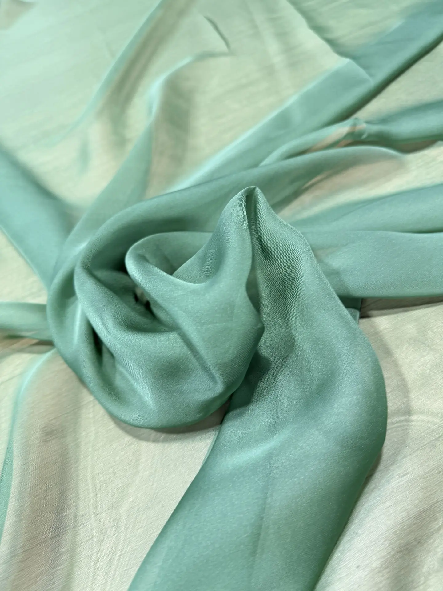 Gasa de seda verde salvia – vista 2