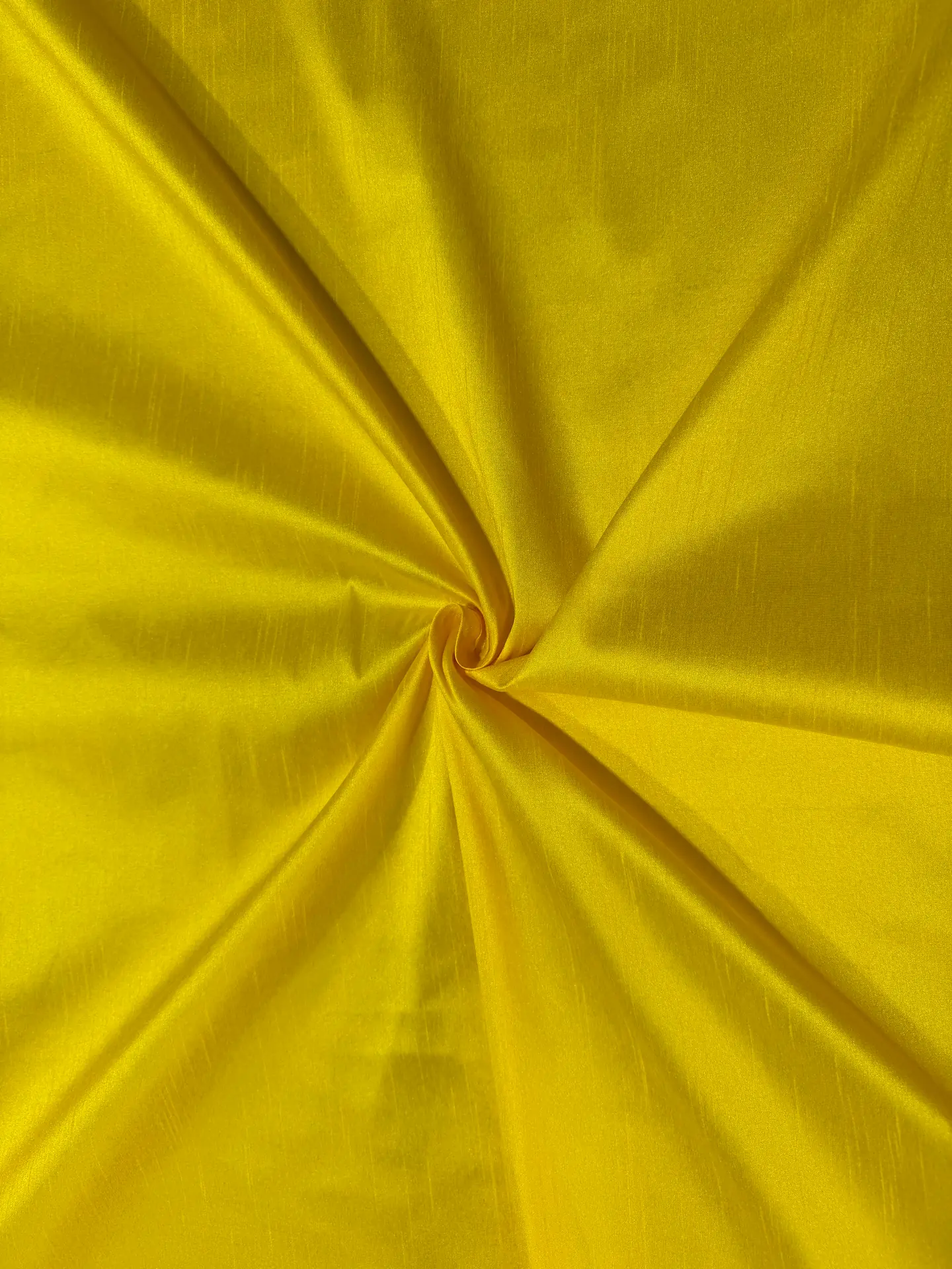 Seda salvaje amarillo canario