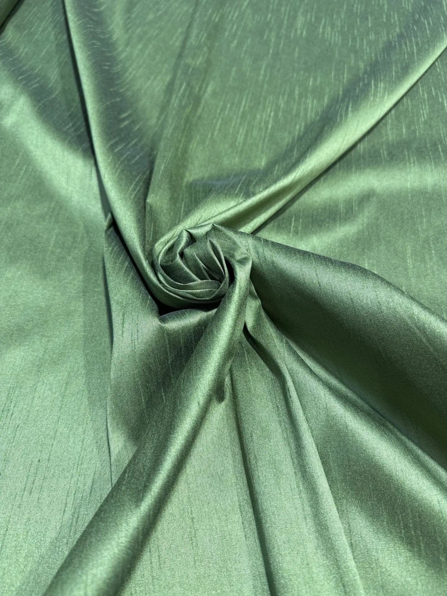 Seda salvaje verde musgo